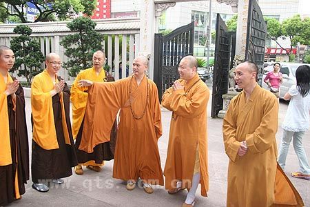 觉醒大和尚一行参访七塔禅寺