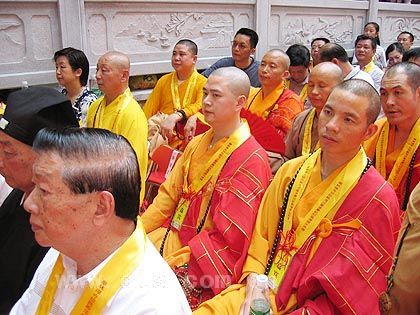 可祥大和尚(中)在佳宾席上另外,8月7日为广东省