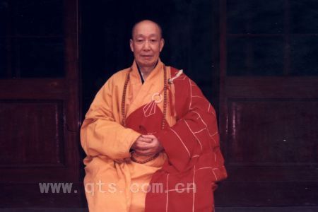 月老高足,现任住持可祥法师主法,常住四众及甬城信众200余人与会.