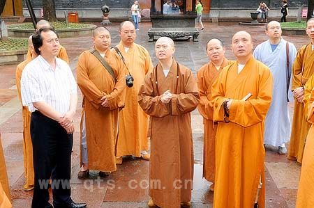 受到了宁波市佛协常务副会长兼秘书长,七塔寺方丈可祥大和尚的热情