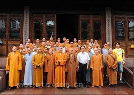 受到了宁波市佛协常务副会长兼秘书长,七塔寺方丈可祥大和尚的热情