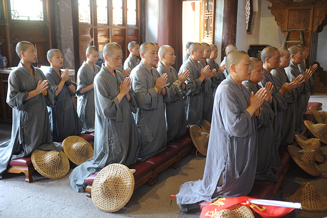 曹山宝积寺参访团尼众一行33人,在宝积寺僧值妙空法师带领下,中午时