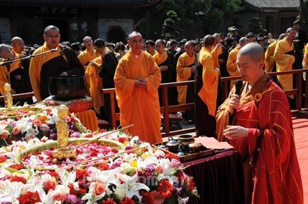 七塔禅寺佛诞日举行三皈依法会