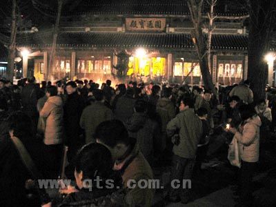 七塔禅寺2004除夕夜&ldquo;烧头香&rdquo;盛况