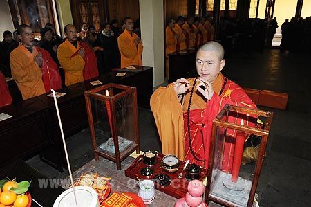 七塔禅寺举行三千佛名经忏暨放生法会