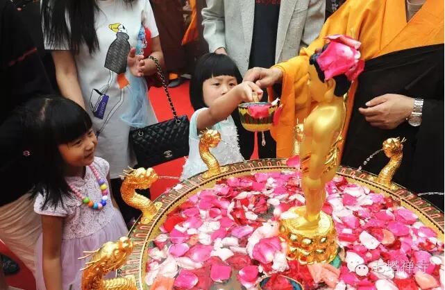 七塔禅寺隆重举行佛诞2560年浴佛法会