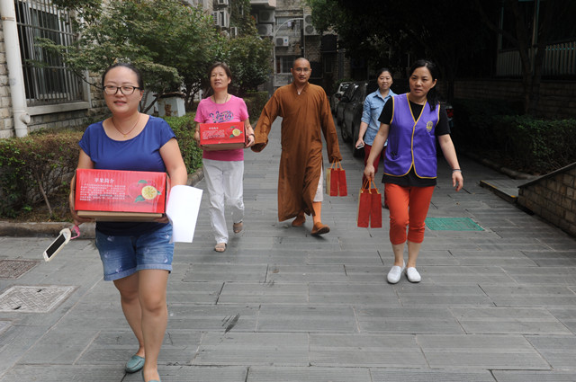 七塔禅寺举行中秋节慰问活动