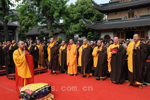 七塔禅寺举行浴佛法会暨&ldquo;五水共治&rdquo;慈善捐款活动