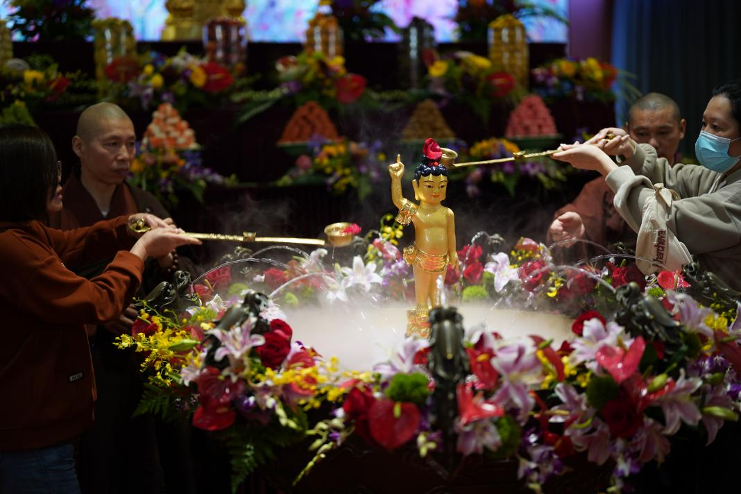 七塔禅寺庆祝佛诞二五六八年浴佛法会隆重举行